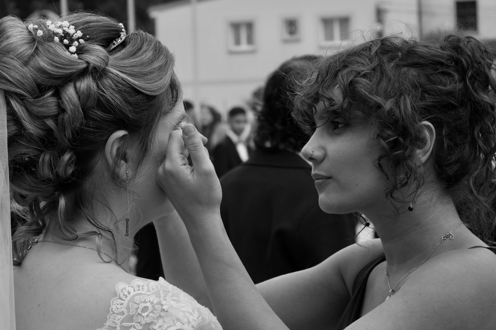 Mariage — détail, robe et bague