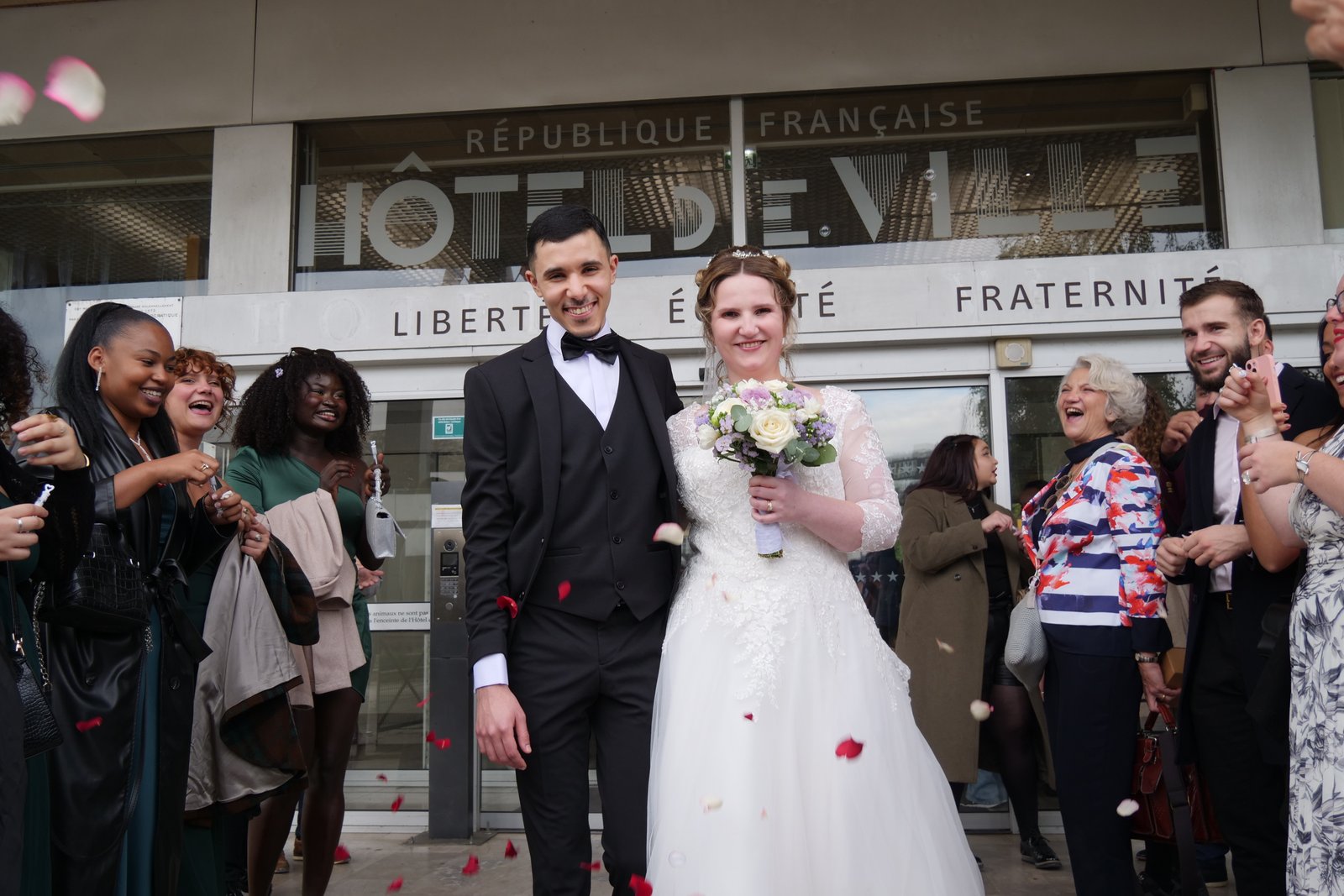 Mariage — sortie de mairie, cérémonie civile