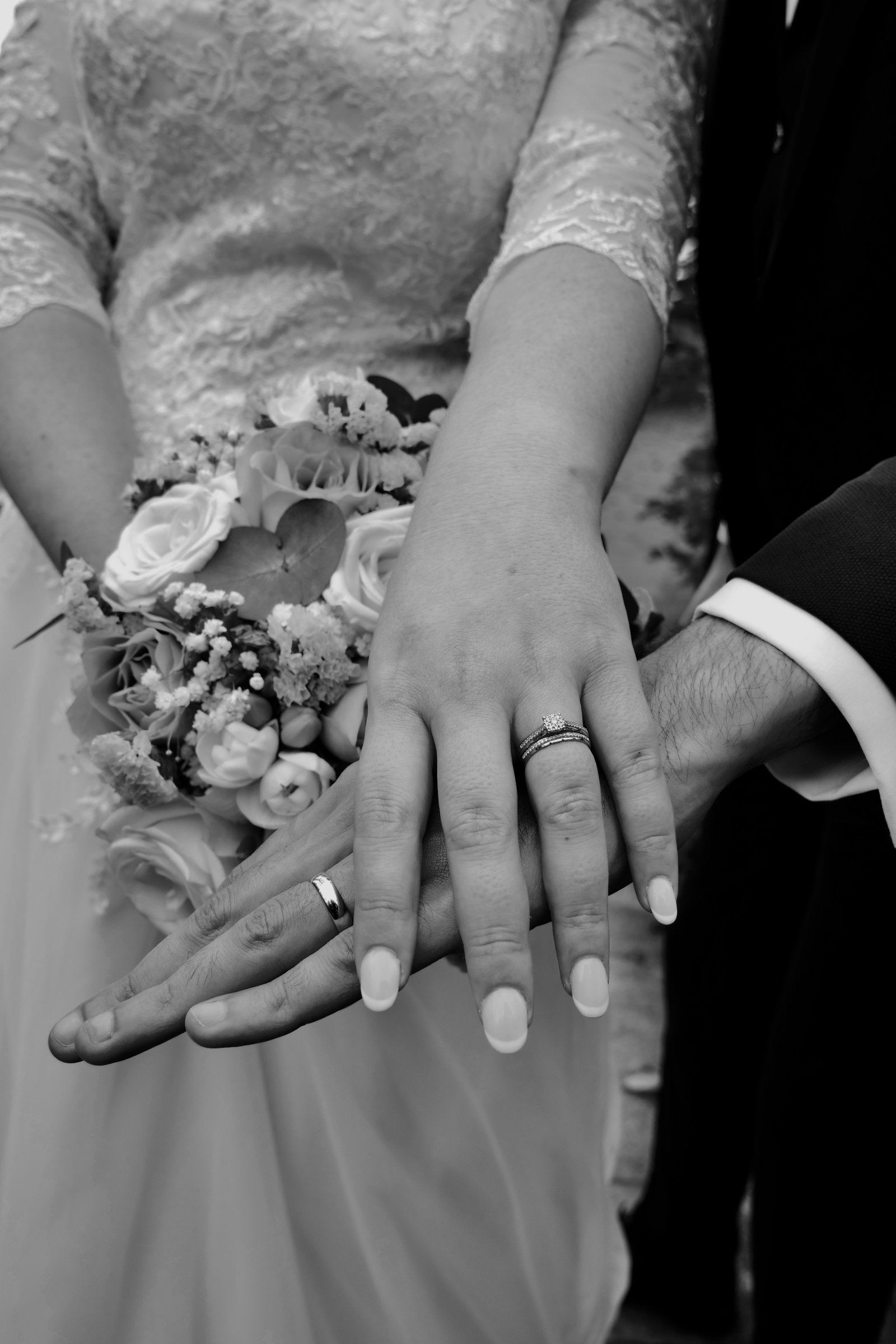 Mariage — détail, bouquet et alliance