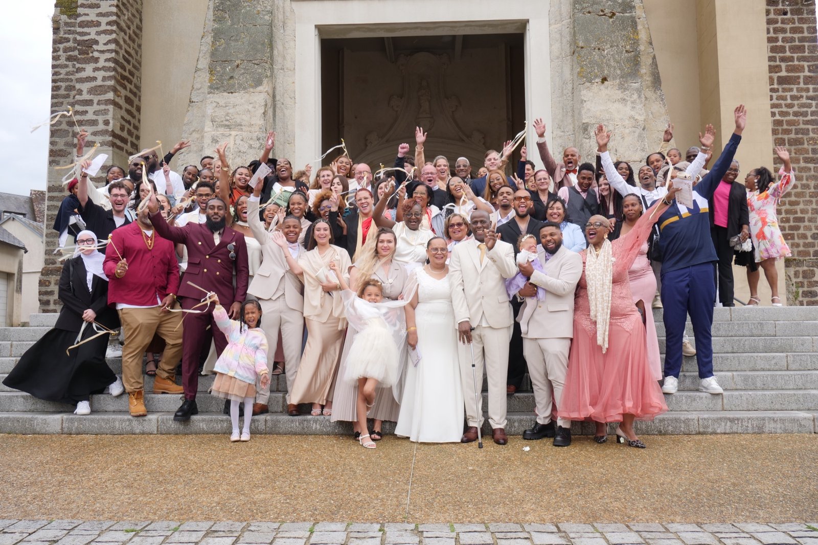 Mariage — couple devant une demeure d'exception