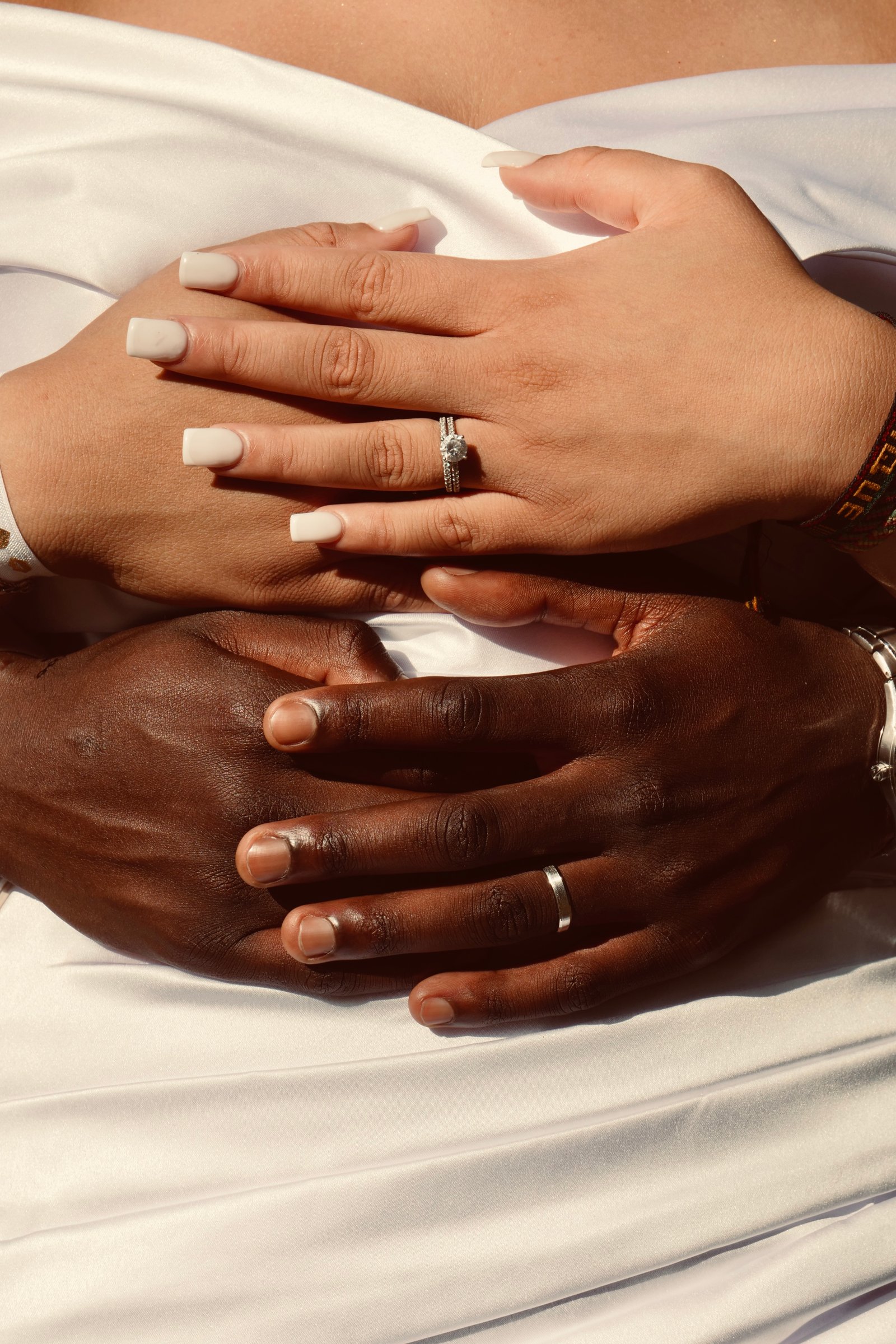 Mariage — détail, mains et alliances